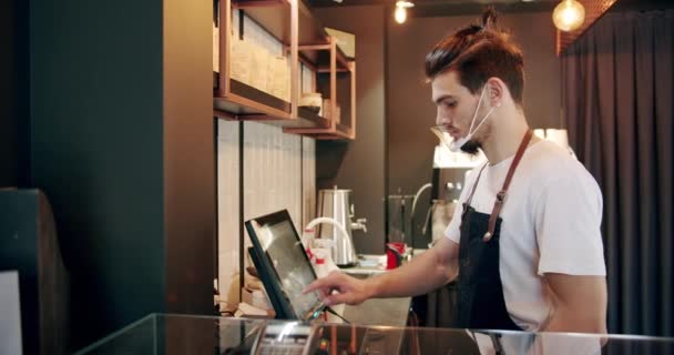 经理刷卡支付终端为客户服务的全景 — 图库视频影像