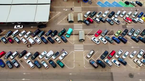 Vista aerea dall'alto dal drone del parcheggio del business center, iper lapse — Video Stock