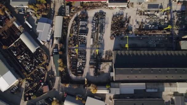 Område med stor cementfabrik med metallindustriella konstruktioner — Stockvideo