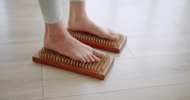 Kadınlar sadhu tahtasında rahatlama egzersizi yapıyor, yakın plan. Yoga. Meditasyon