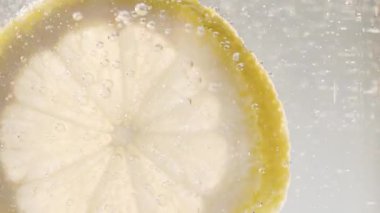 Soğuk kokteyl limonatasını tazelemek için baloncuklu bir limon dilimi.