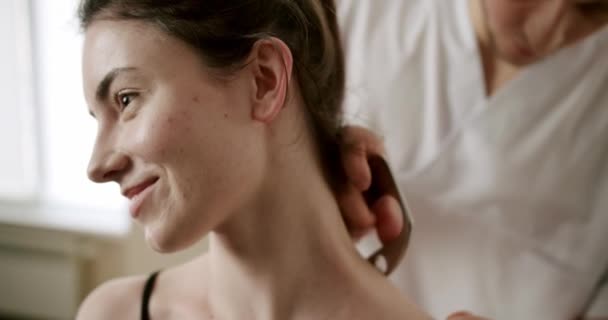 Fascia frigör mjukvävnadsbehandling på halsen med rostfria verktyg IASTM — Stockvideo