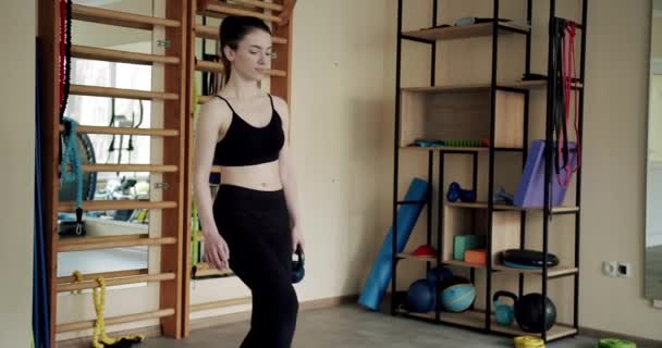 Женщины делают упражнения с гантелями, программа физиотерапии, концепция здравоохранения — стоковое видео