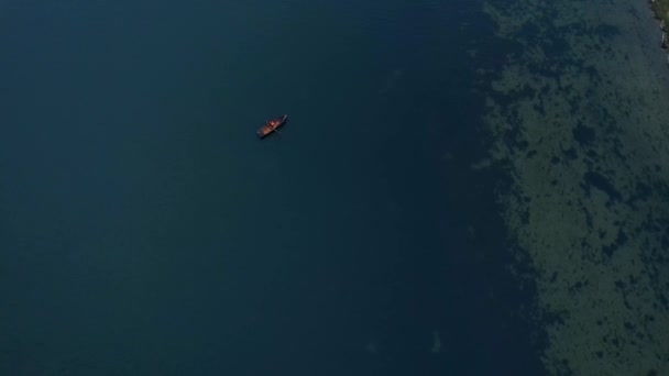 Drone vole le matin sur le lac ou la rivière, un pêcheur dans un bateau en bois — Video