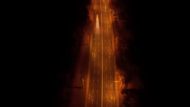 Dlouhá cesta, dálnice s mnoha auty v noci natočené v hyperlapse na mostě — Stock video