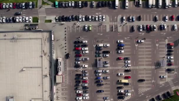 Widok z lotu ptaka, widok z góry na parking w supermarkecie z mnóstwem samochodów — Wideo stockowe