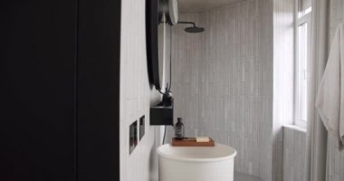 Banyo içi, banyo aksesuarları ve beyaz renkli minimalist iç mekan.