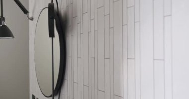 Yuvarlak aynalı modern iç mekan, beyaz renkli minimalist iç mekan. 