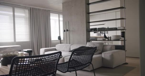 Apartamento moderno real com sala de estar design de mobiliário minimalista com concreto — Vídeo de Stock