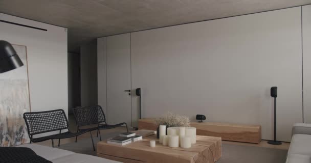 Real minimalista apartamento sala de estar, tv grande, design de móveis com concreto — Vídeo de Stock