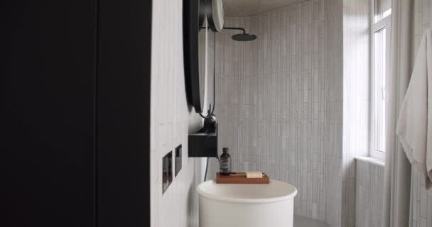 Interior del baño, Interior minimalista en colores blancos con accesorios de baño — Vídeo de stock