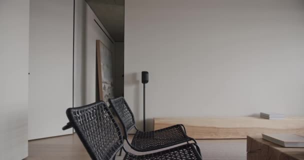 Kapı modern minimalist bir iç mekanla kapanıyor, beyaz tonlu oturma odası. — Stok video
