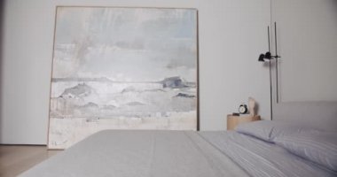 Minimalist bir dairede yatak odası, beyaz tonlarda, modern büyük resimli.