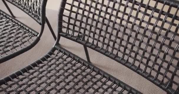 Komfortabler moderner Stuhl im europäischen Stil, minimalistisches Design — Stockvideo