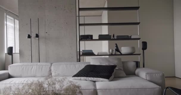 Apartamento moderno real con sala de estar diseño de muebles minimalistas con hormigón — Vídeo de stock