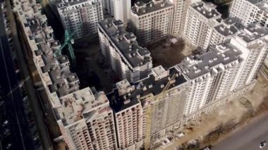İHA manzaralı büyük bir inşaat sahasında inşaat halindeki konut binası