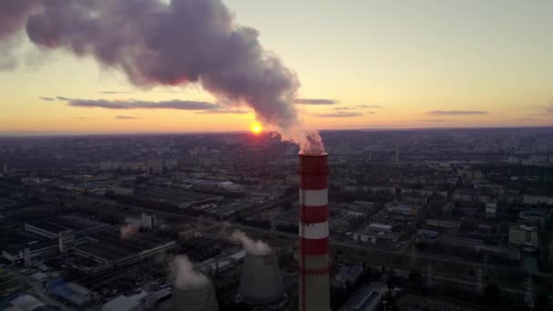 Tubos poluem a atmosfera da indústria com fumaça, poluição perto da cidade — Vídeo de Stock