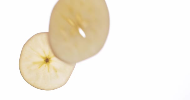 Natürliche geschnittene runde Äpfel fallen auf weißem Hintergrund, Food Snack Design-Konzept — Stockvideo