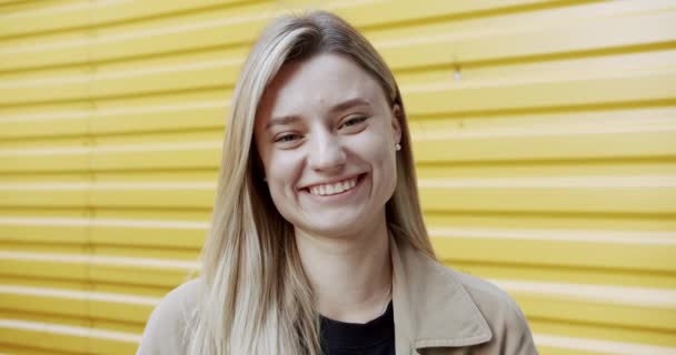 Retrato de una joven en la calle, Sonríe Feliz Joven Disfruta de la Vida — Vídeos de Stock