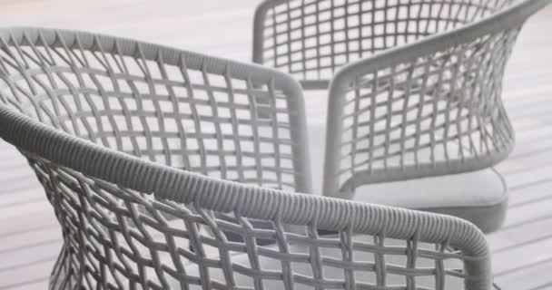 Close Up μινιμαλιστική λευκή καρέκλα, Cozy κομψή διακόσμηση στο σπίτι μοντέρνο εσωτερικό — Αρχείο Βίντεο