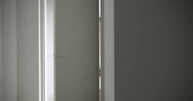 Minimalist beyaz kapı modern bir evde, tasarım odasında kapanıyor. yaratıcılık çıkışı