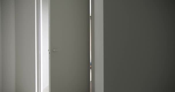 The minimalist white door closes in a modern home, design room. creativity exit — Vídeo de stock