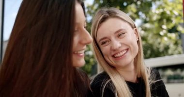 İki arkadaş sohbetten hoşlanırlar, dışarıda birbirlerine aşıklar gibi bakarlar, yaz boyunca.