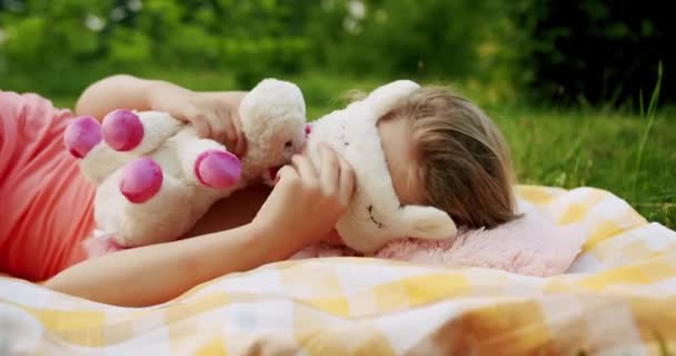 Adolescente menina descansa na natureza colocando no sono máscara e desfrutar em um edredom — Vídeo de Stock