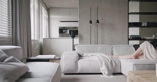 De vrouw rust in Modern Home. Woonkamer. Minimalistisch ontwerp met beton. — Stockvideo
