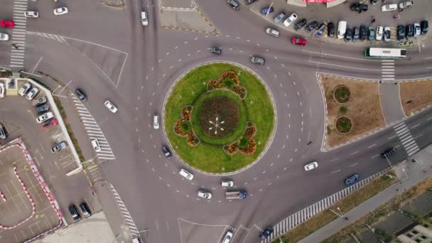 Forgalmi kör sok autóval. Felülről lefelé légi felvétel egy körkörös kereszteződésről — Stock videók