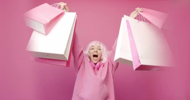 Happy Girl geniet na het winkelen met kleurrijke tassen in roze kleur concept — Stockvideo