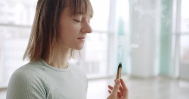 Palo Santo ile meditasyon yapan kadın, kutsal ahşap, stüdyoda dinlenme zen uygulaması.