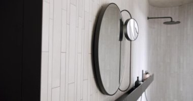 Yuvarlak aynalı modern beyaz banyo, minimalist duş kabini. çağdaş.