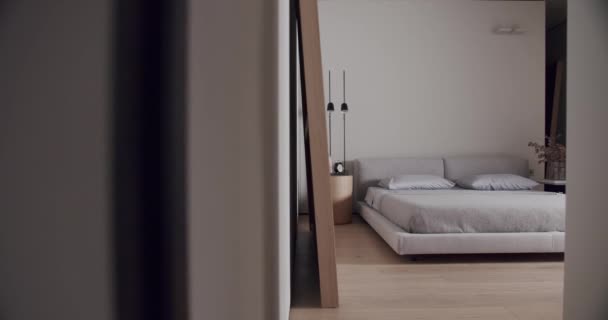 Sypialnia w minimalistycznym apartamencie w odcieniach bieli, Modern Design Studio Home — Wideo stockowe