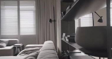 Mobilya tasarımı ve beton minimalist oturma odası olan modern bir daire..