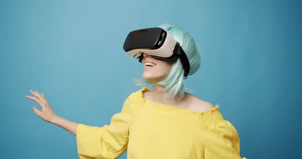 En ung kvinna använder innovativa teknik vr glasögon för att spela spel. — Stockvideo