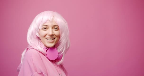 Wanita muda yang bahagia berusia 20-an tahun memakai kaos merah muda yang menunjukkan jempol seperti isyarat — Stok Video
