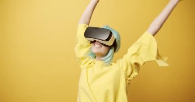 Mutlu kadın yenilikçi teknoloji kullanıyor VR gözlükleri ve oyunu kazanıyor..