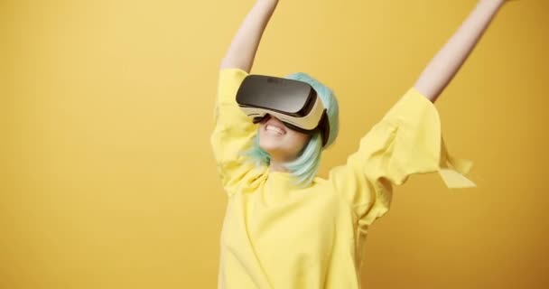 Happy woman utilise une technologie innovante vr lunettes et gagner le jeu. — Video