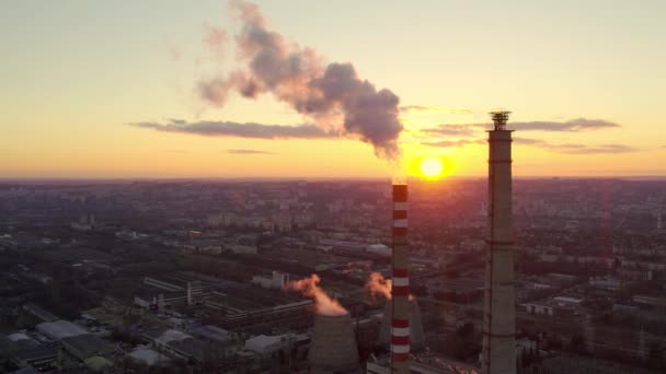Rohre verschmutzen Industrieatmosphäre mit Rauch und Fabrikverschmutzung — Stockvideo