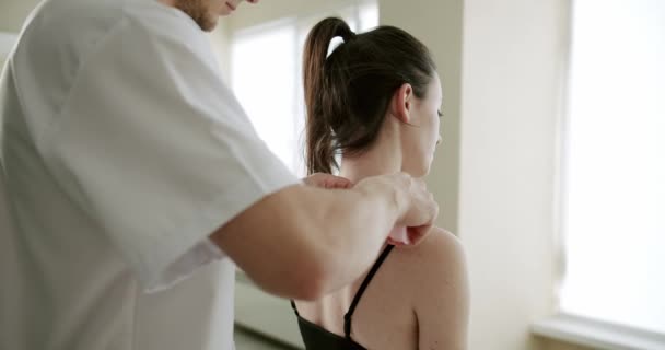 医者は彼女の背中に吸盤を持つ女性を治療していますクリニックで. — ストック動画