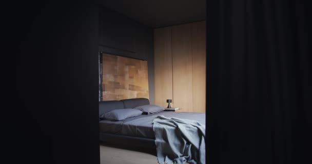 Das moderne Schlafzimmer mit Schwarztönen, großen Gemälden und braunem Holzschrank — Stockvideo