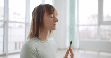 Palo Santo ile meditasyon yapan kadın, kutsal ahşap, stüdyoda dinlenme zen uygulaması.