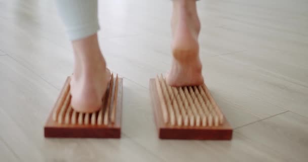 Medytacja Noga. Kobiety stopy na tablicy sadhu robi ćwiczenia relaksacyjne, zbliżenie. — Wideo stockowe