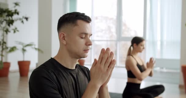Namaste Symbool Handen omhoog zittende gekruiste lotus pose Werk uit, Yoga Club — Stockvideo