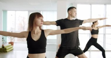 Yoga yapan çeşitli gençlerden oluşan mutlu bir grup. Sınıf