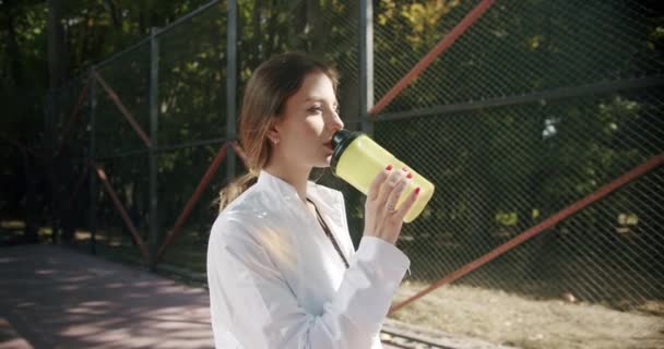 Atleta donna che si rilassa dopo l'allenamento nel parco. Concetto di stile di vita sano. — Video Stock