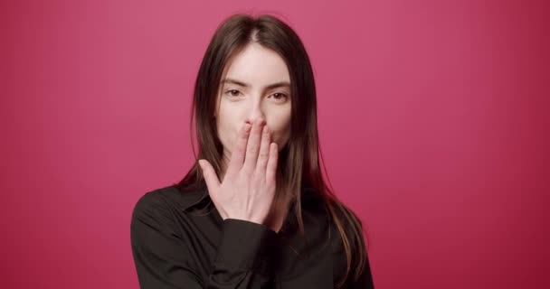 Dejlig kvinde sende virtuelle kys isoleret pink, rød farve background.Fashion, skønhed – Stock-video