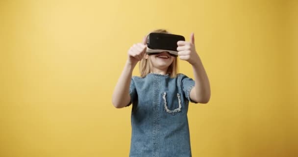 Une adolescente utilise une technologie innovante Vr Lunettes et jouer à des jeux. Genre. — Video