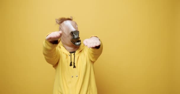 Happy Guy nyder at danse med due maske på gul baggrund. Tåbens dag. – Stock-video